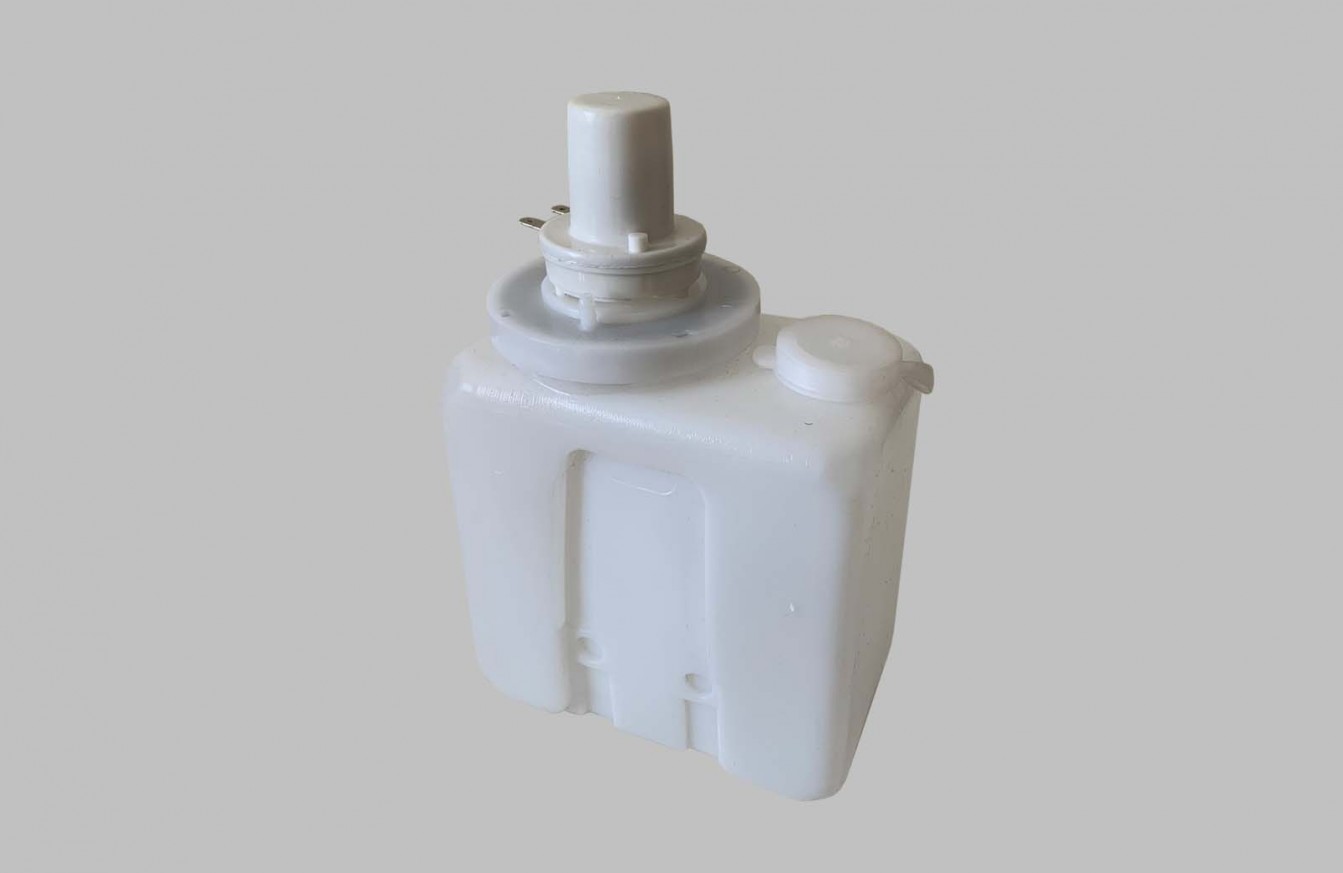 Washer fluid container set with pump