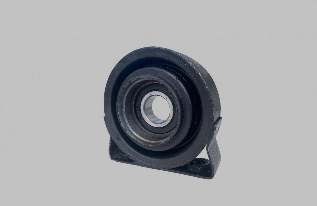 Propeller shaft mounting with bearing